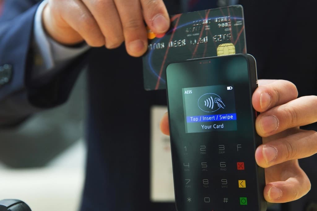 Modern POS cihazında temassız kart ödemesi